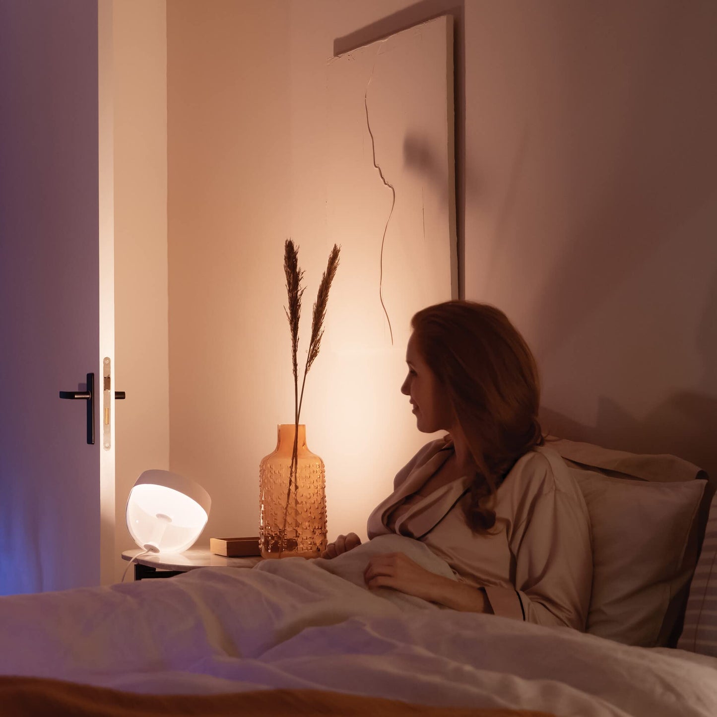Philips Hue – Lámpara inteligente Philips Hue Iris, Lámpara de Mesa LED Inteligente, 8W - 570 lúmens, Luz Blanca y de Colores, Compatible con Alexa y Google Home, Color Oro