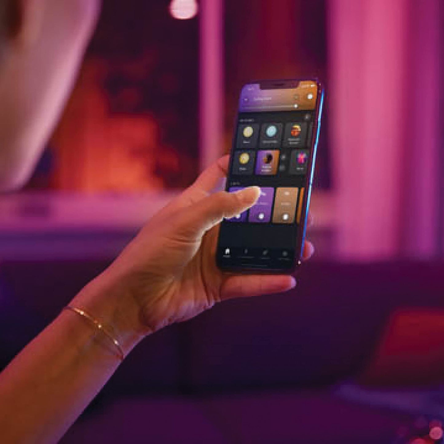Philips Hue – Lámpara inteligente Philips Hue Iris, Lámpara de Mesa LED Inteligente, 8W - 570 lúmens, Luz Blanca y de Colores, Compatible con Alexa y Google Home, Color Oro