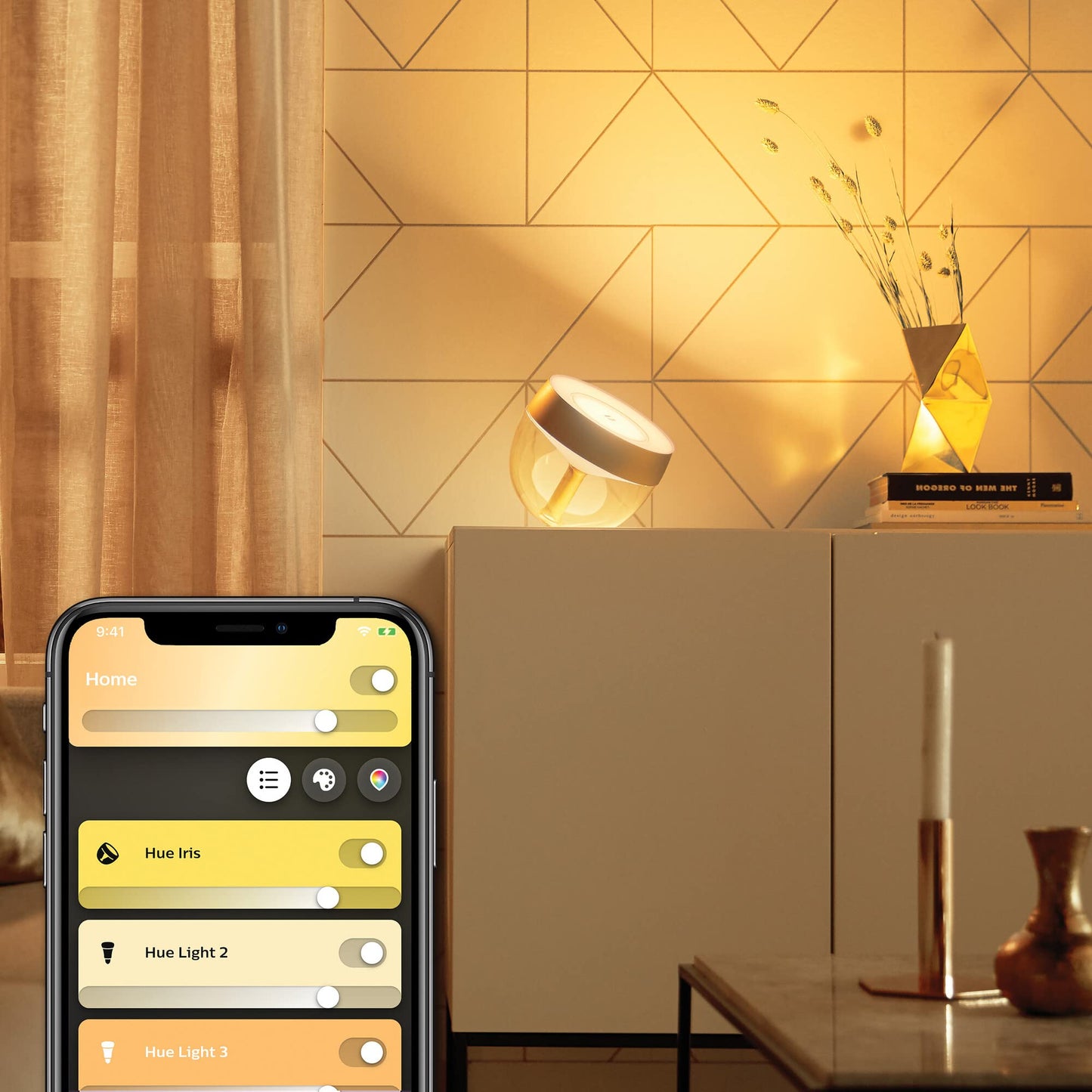 Philips Hue – Lámpara inteligente Philips Hue Iris, Lámpara de Mesa LED Inteligente, 8W - 570 lúmens, Luz Blanca y de Colores, Compatible con Alexa y Google Home, Color Oro
