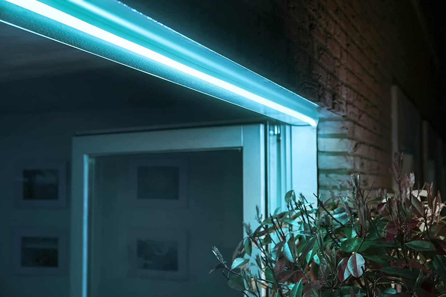 Philips Hue - Tira Led inteligente Exterior 5m y Alimentador, 1650lm, control App o Bluetooth, Sumergible (IP67), Luz Blanca y luces de colores, Compatible con Alexa y Google Home [clase energética G]